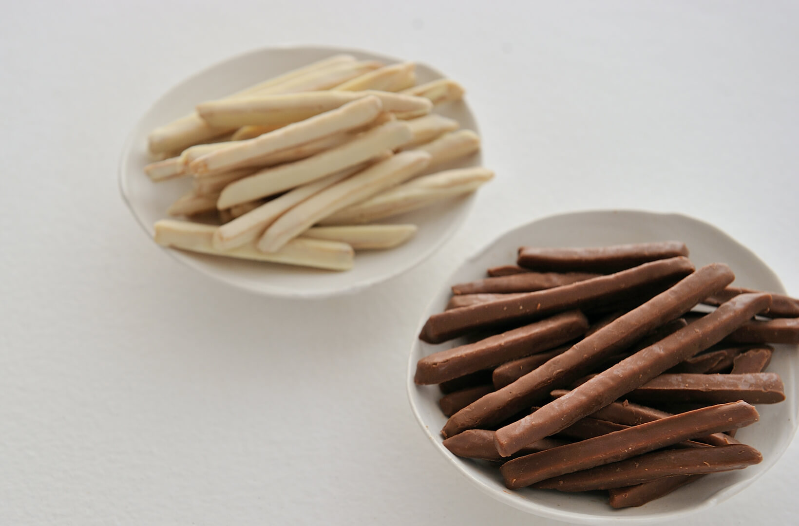 【期間限定】チョコがけけんぴ アソート(ミルク・ホワイト)|チョコがけけんぴ|│芋屋金次郎 【期間限定】チョコがけけんぴ アソート(ミルク・ホワイト)|チョコがけけんぴ|│芋屋金次郎